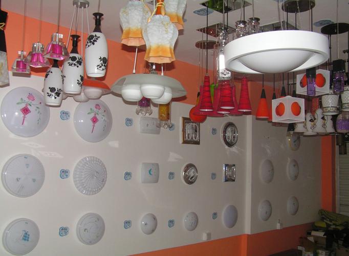 联鑫灯饰照明是一家专门从事灯具开发,生产,销售于一体的家居